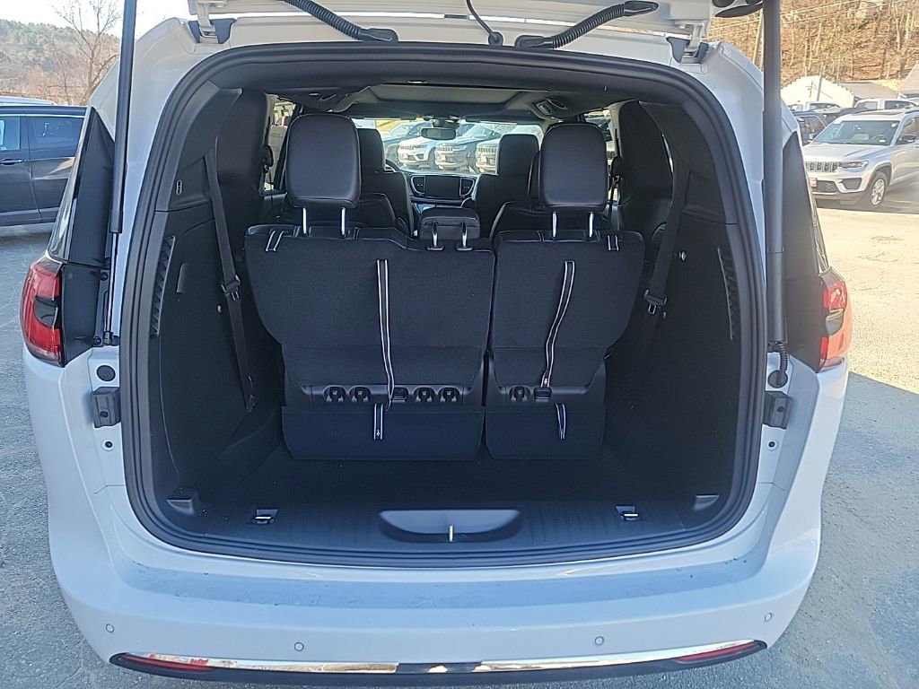 New 2026 Chrysler Pacifica Select image 8