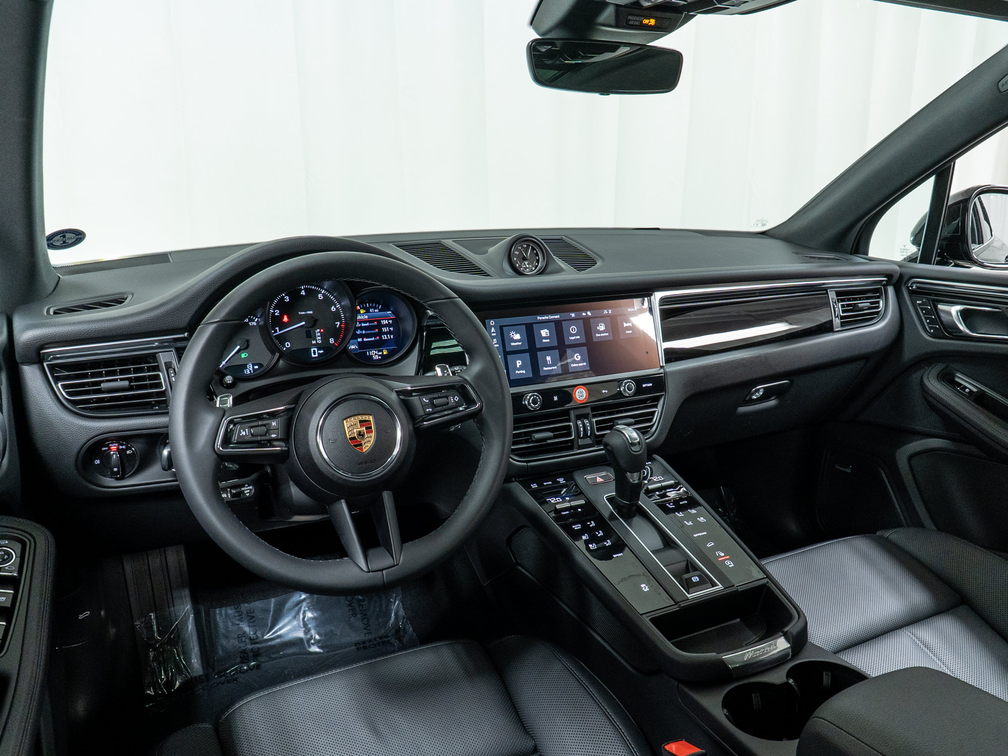 Certified 2025 Porsche Macan AWD/4WD image 19