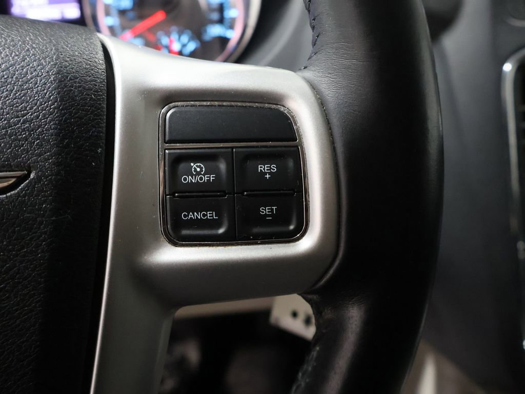 Used 2015 Chrysler Town & Country Touring image 31