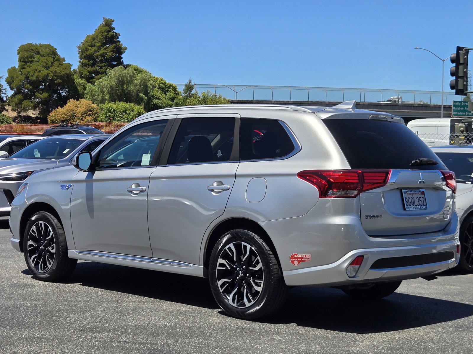 Used 2018 Mitsubishi Outlander 4WD Plug-In Hybrid image 6