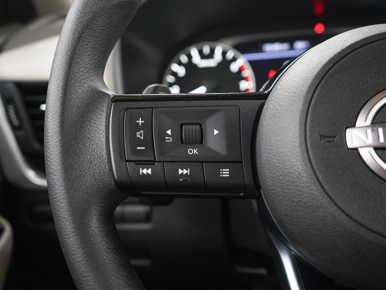 Used 2023 Nissan Rogue SV AWD/4WD image 25