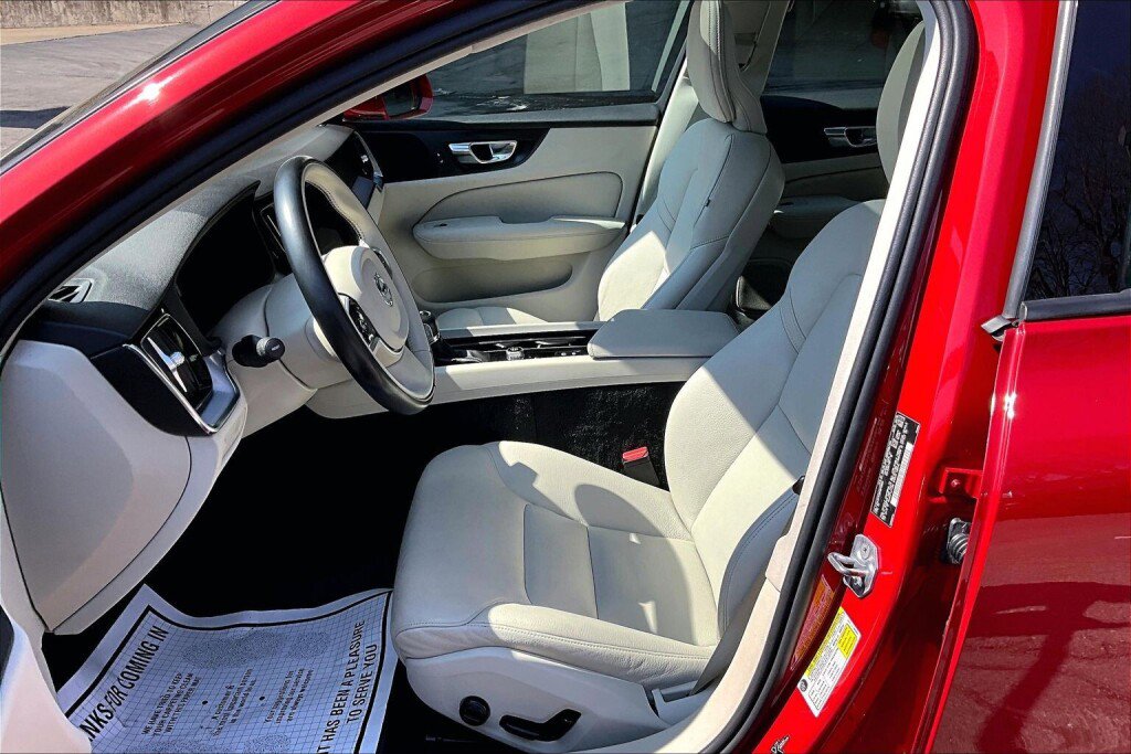 Used 2019 Volvo S60 T6 Momentum image 15