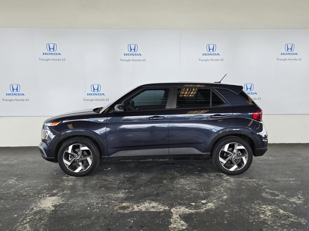 Used 2023 Hyundai Venue SE image 3