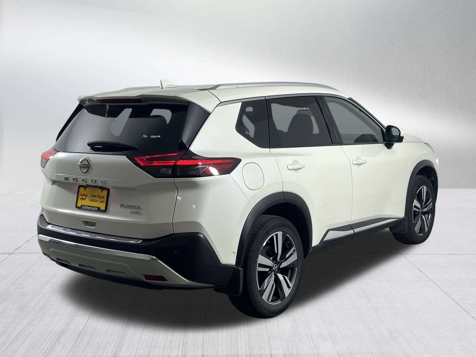 Used 2023 Nissan Rogue Platinum image 7