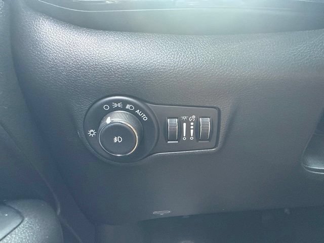 Used 2025 Jeep Compass Latitude w/ Convenience Group AWD/4WD image 18