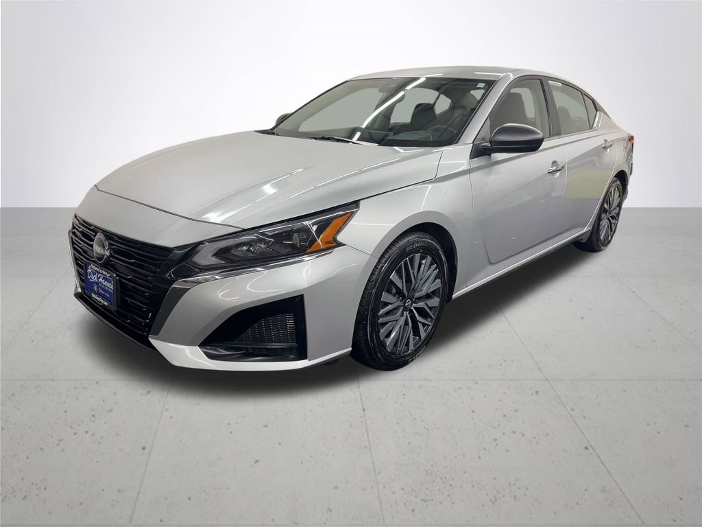 Used 2024 Nissan Altima 2.5 SV image 2