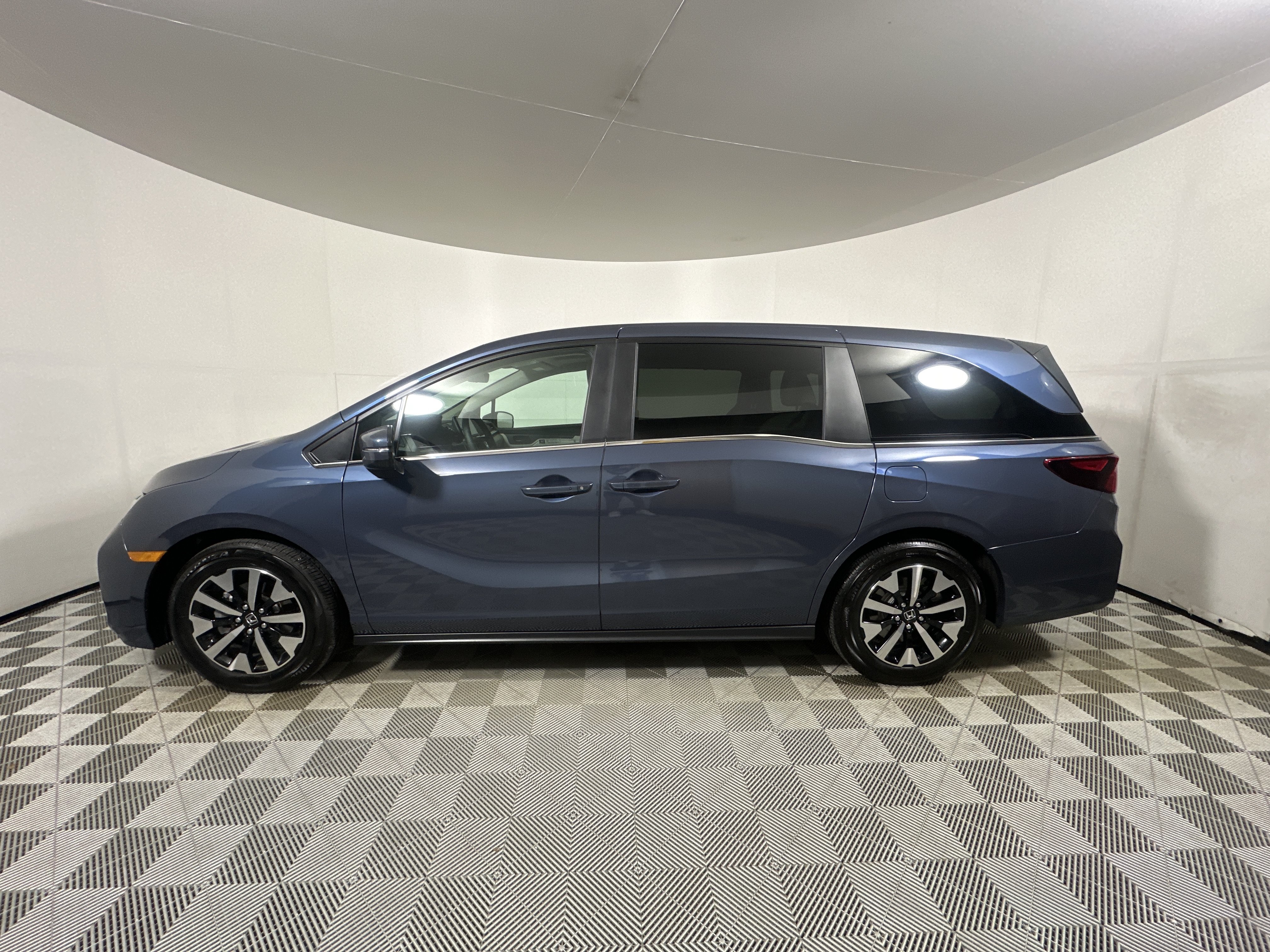 Used 2025 Honda Odyssey EX-L image 4