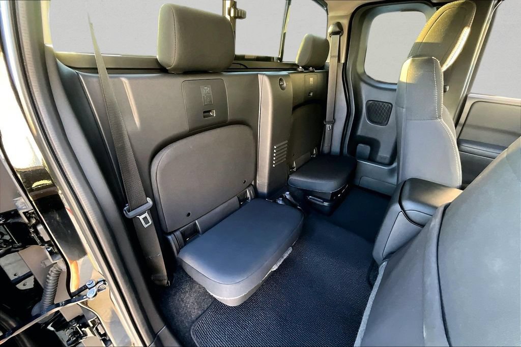 Used 2025 Nissan Frontier SV RWD image 25