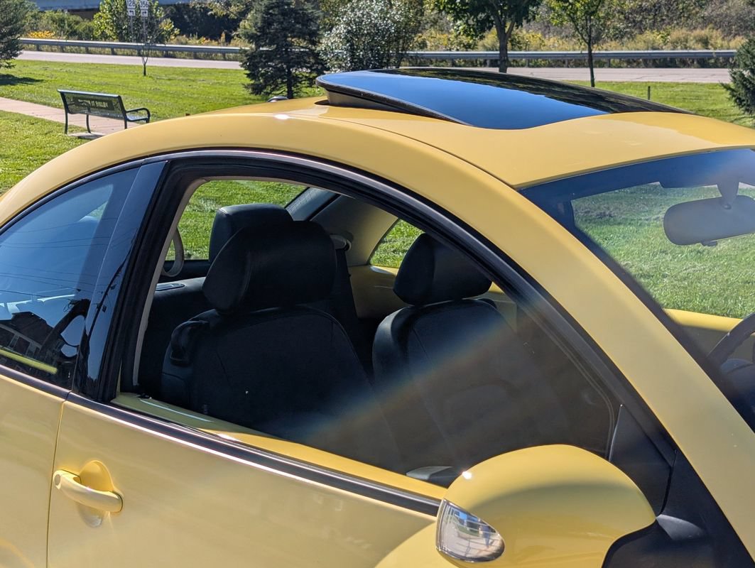 Used 2008 Volkswagen Beetle SE FWD image 25
