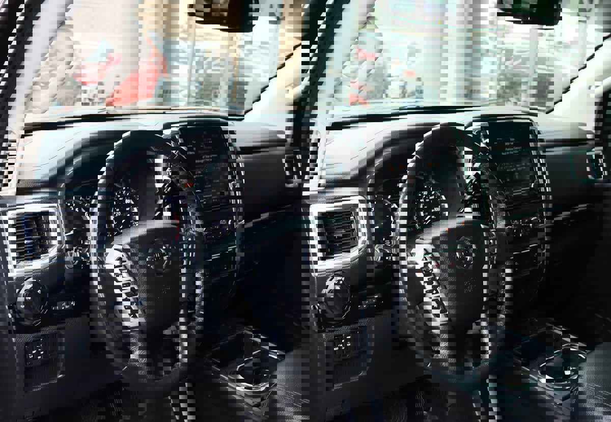 Used 2020 Nissan Titan SV w/ SV Convenience Package image 38