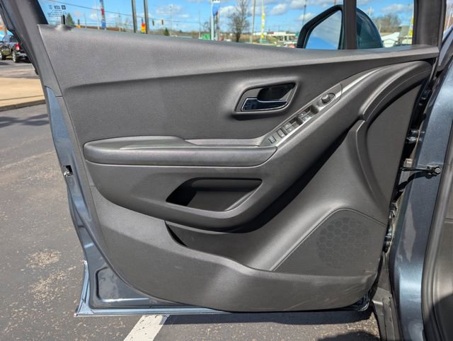 Used 2022 Chevrolet Trax LT w/ LT Convenience Package image 9