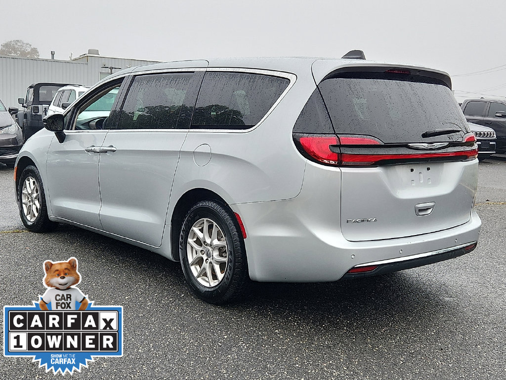 Used 2024 Chrysler Pacifica Touring-L FWD image 4