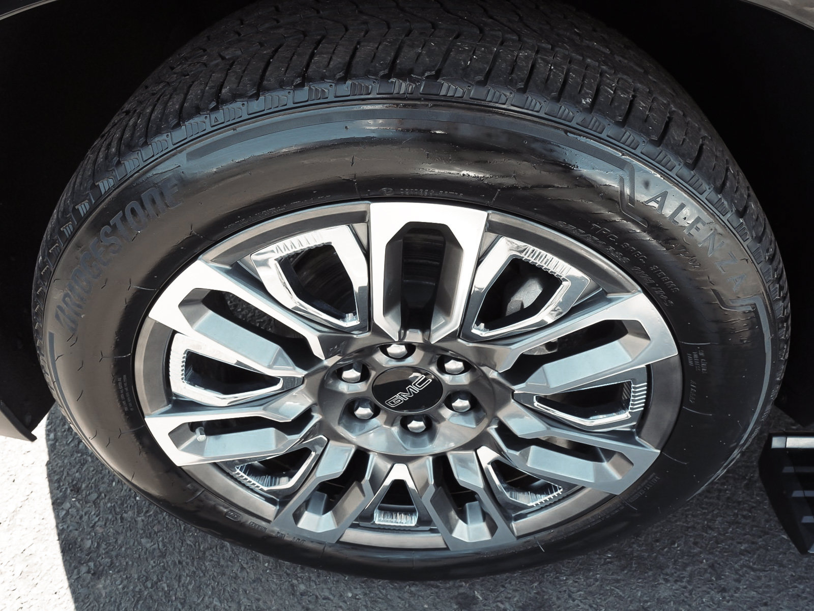 Used 2023 GMC Yukon XL Denali Ultimate AWD/4WD image 8
