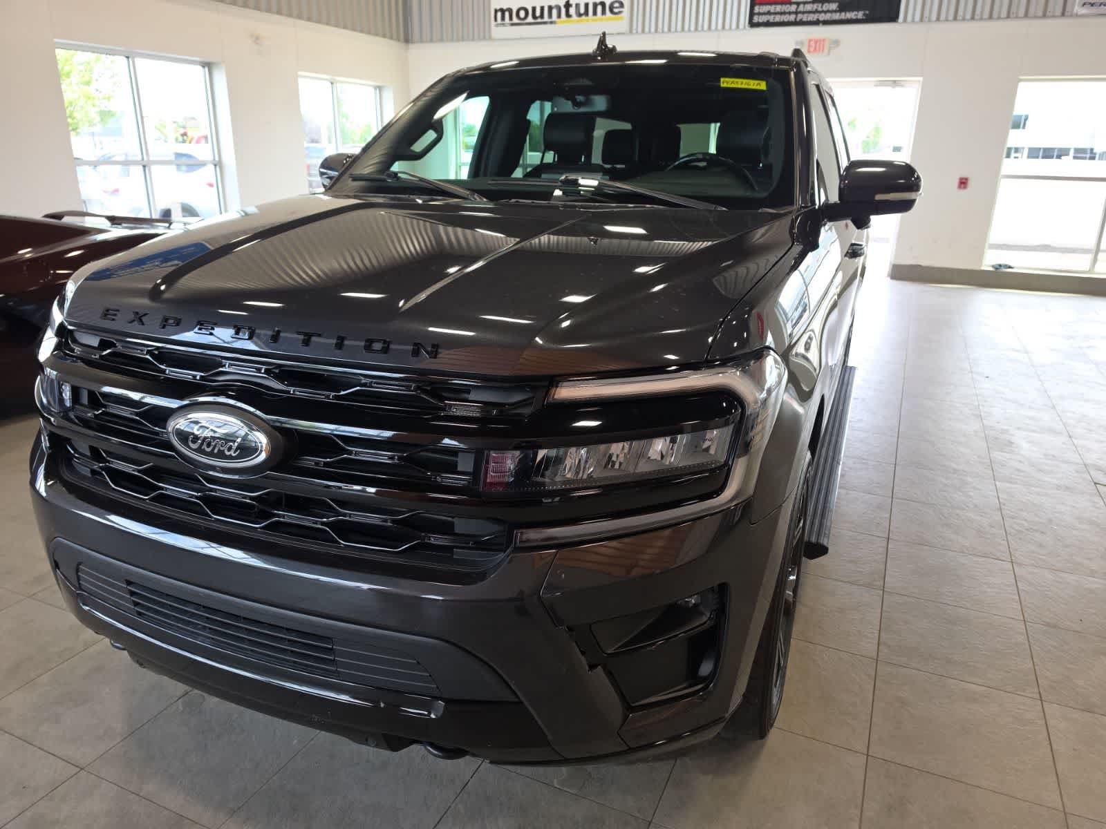 Used 2023 Ford Expedition Max Limited AWD/4WD image 2
