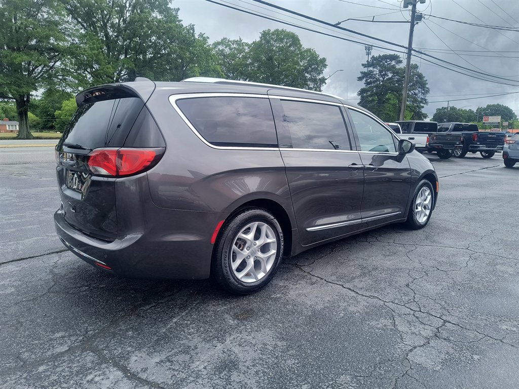 Used 2018 Chrysler Pacifica Touring-L Plus FWD image 5