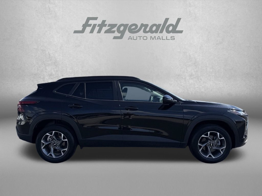 Used 2025 Chevrolet Trax LT FWD image 5