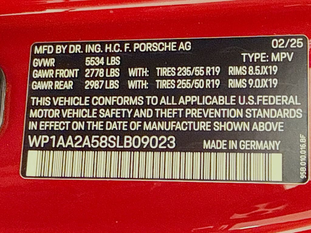 Certified 2025 Porsche Macan AWD/4WD image 36