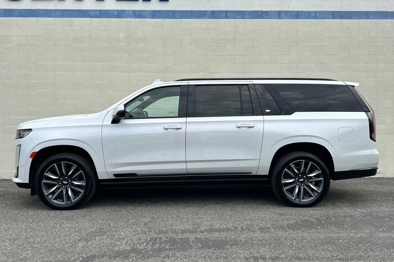 Certified 2023 Cadillac Escalade ESV Sport Platinum w/ Heavy-Duty Trailer Package AWD/4WD image 7