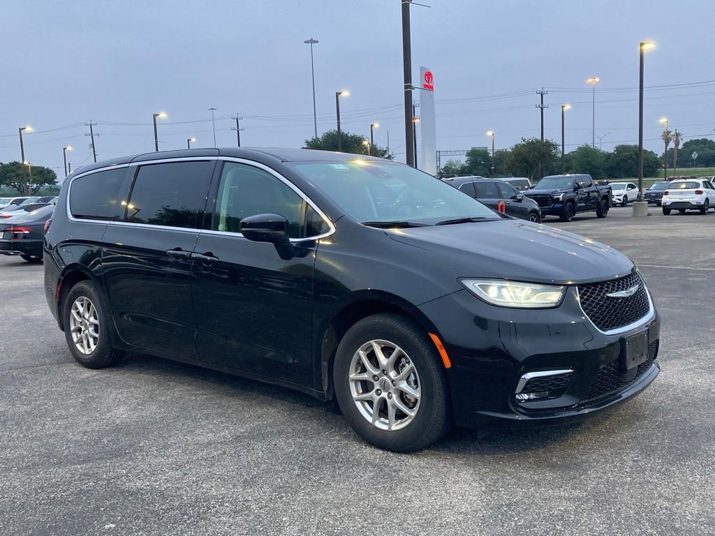 Used 2023 Chrysler Pacifica Touring-L FWD image 3