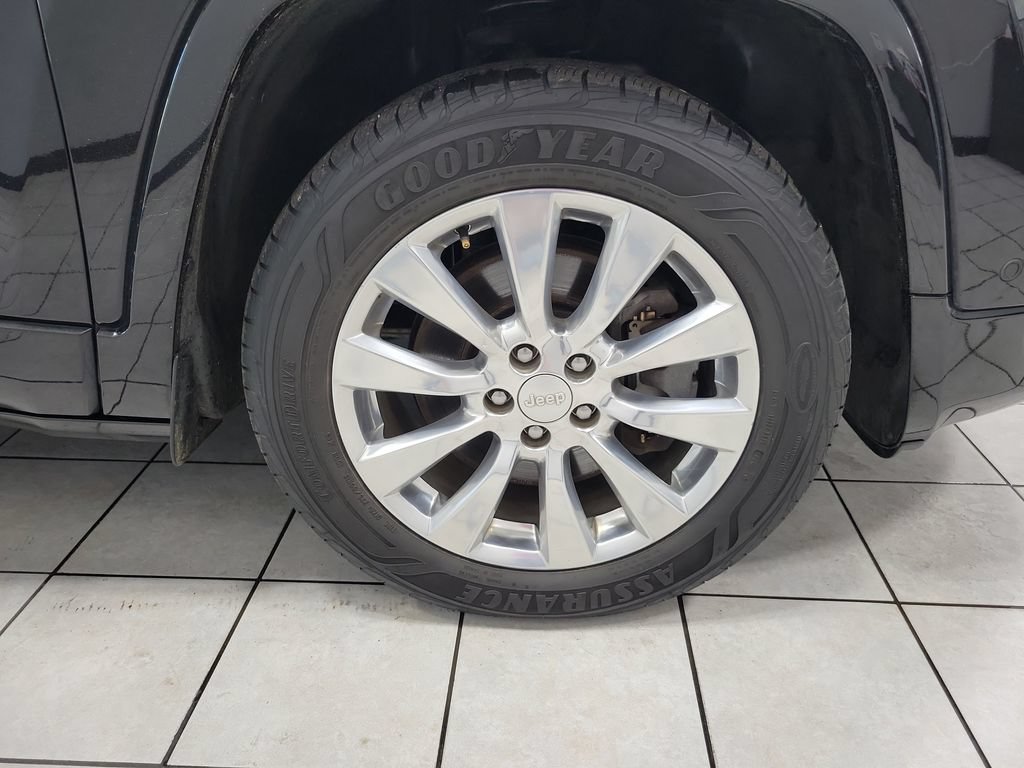 Certified 2018 Jeep Cherokee Overland w/ Technology Group AWD/4WD image 49