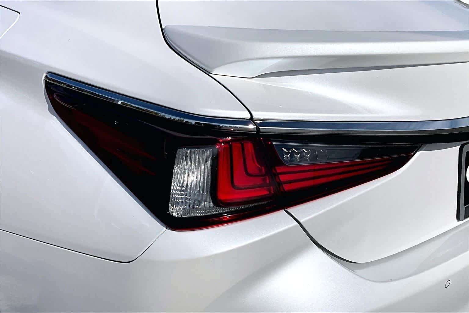 Used 2024 Lexus ES 300h w/ Luxury Package FWD image 28