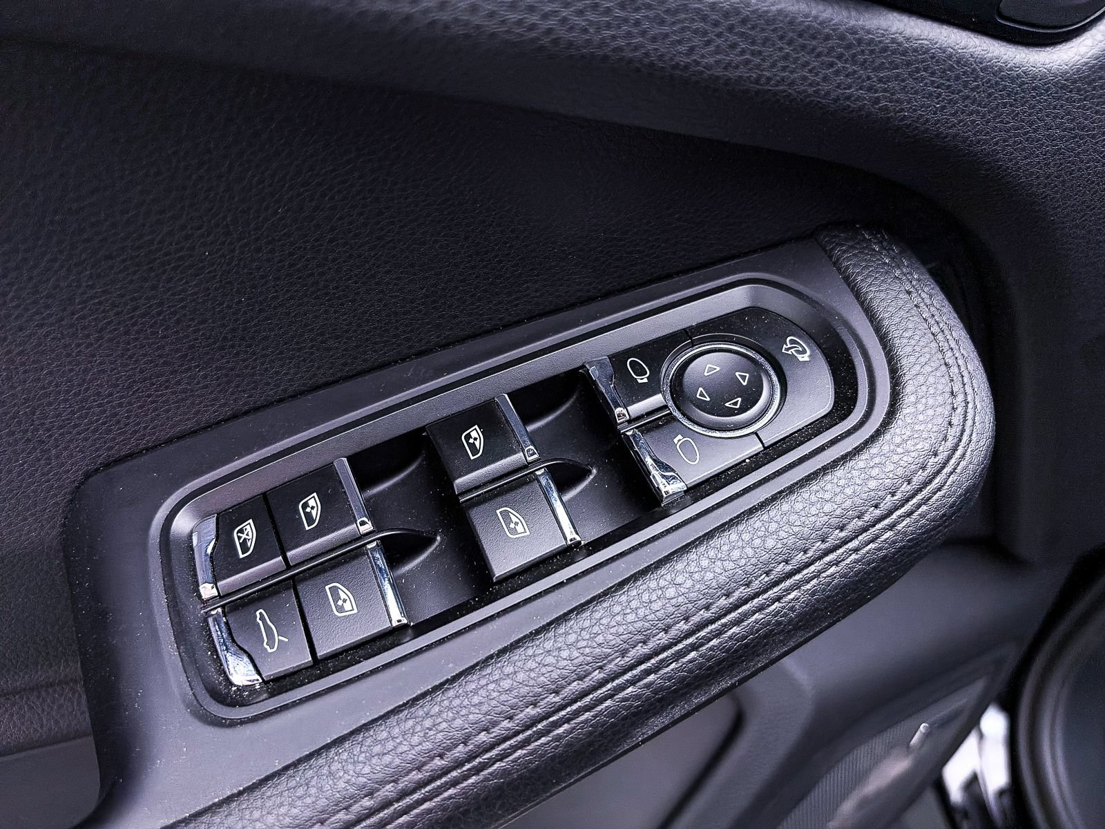 Used 2024 Porsche Macan w/ Premium Plus Package AWD/4WD image 20