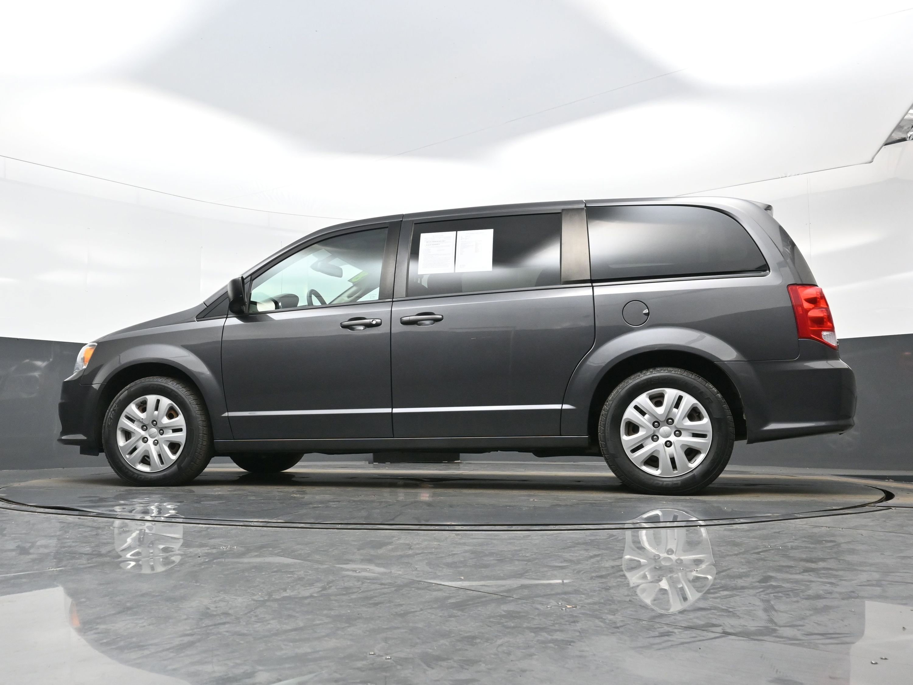 Used 2018 Dodge Grand Caravan SE w/ UConnect Hands-Free Group image 26