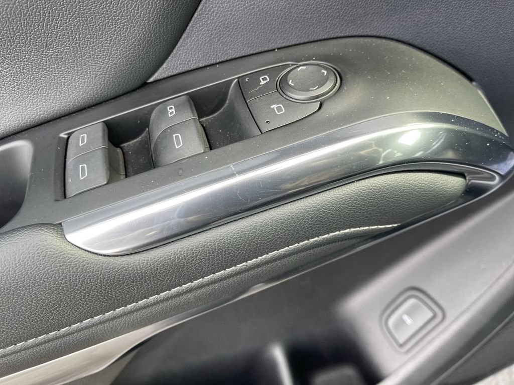Used 2025 Chevrolet Traverse LT FWD image 13