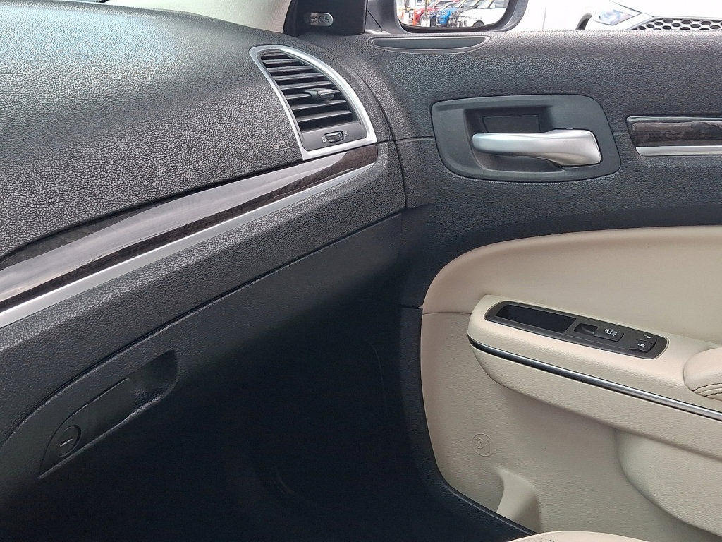 Used 2018 Chrysler 300 Limited image 30