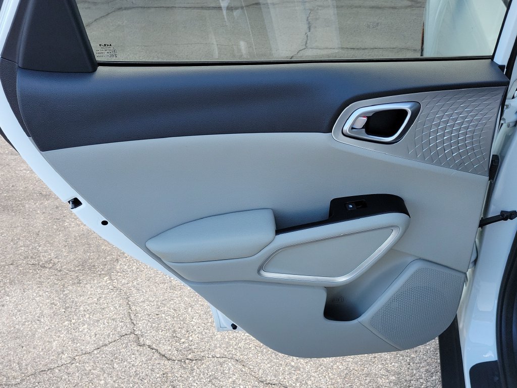 Used 2025 Kia Soul LX w/ LX Technology Package FWD image 9