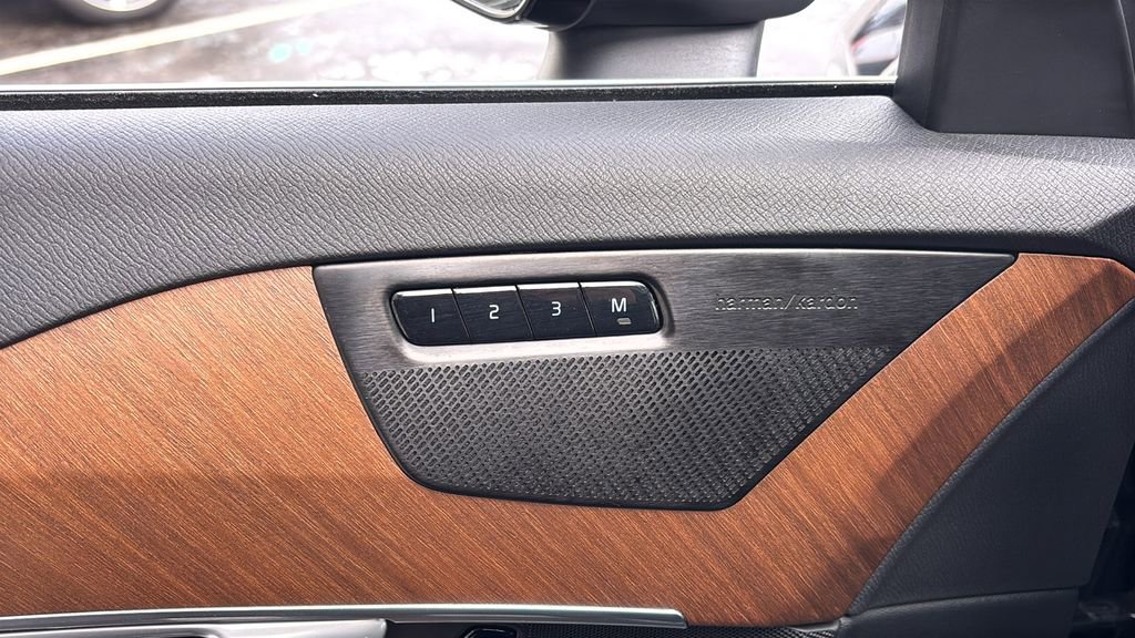 Used 2024 Volvo XC90 B6 Plus image 11