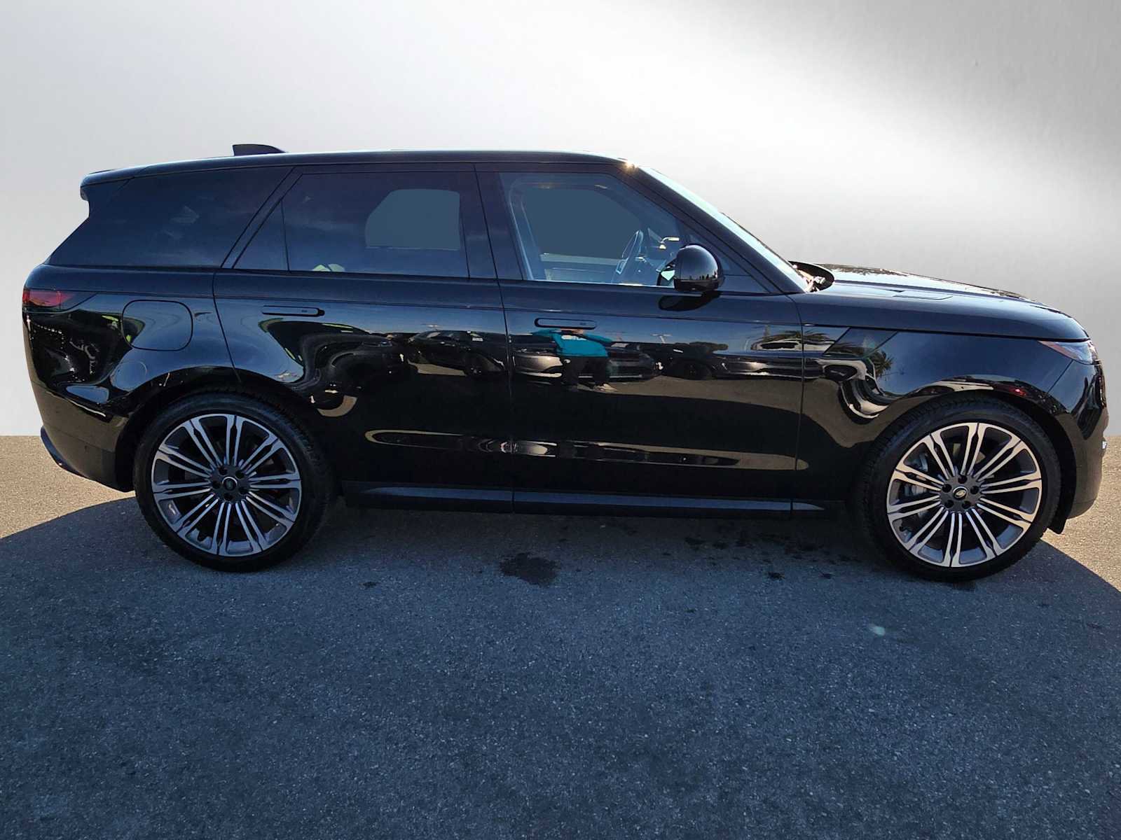 Certified 2025 Land Rover Range Rover Sport SE image 6