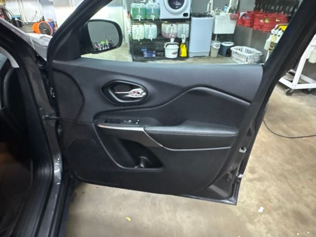 Used 2021 Jeep Cherokee Latitude Lux FWD image 28
