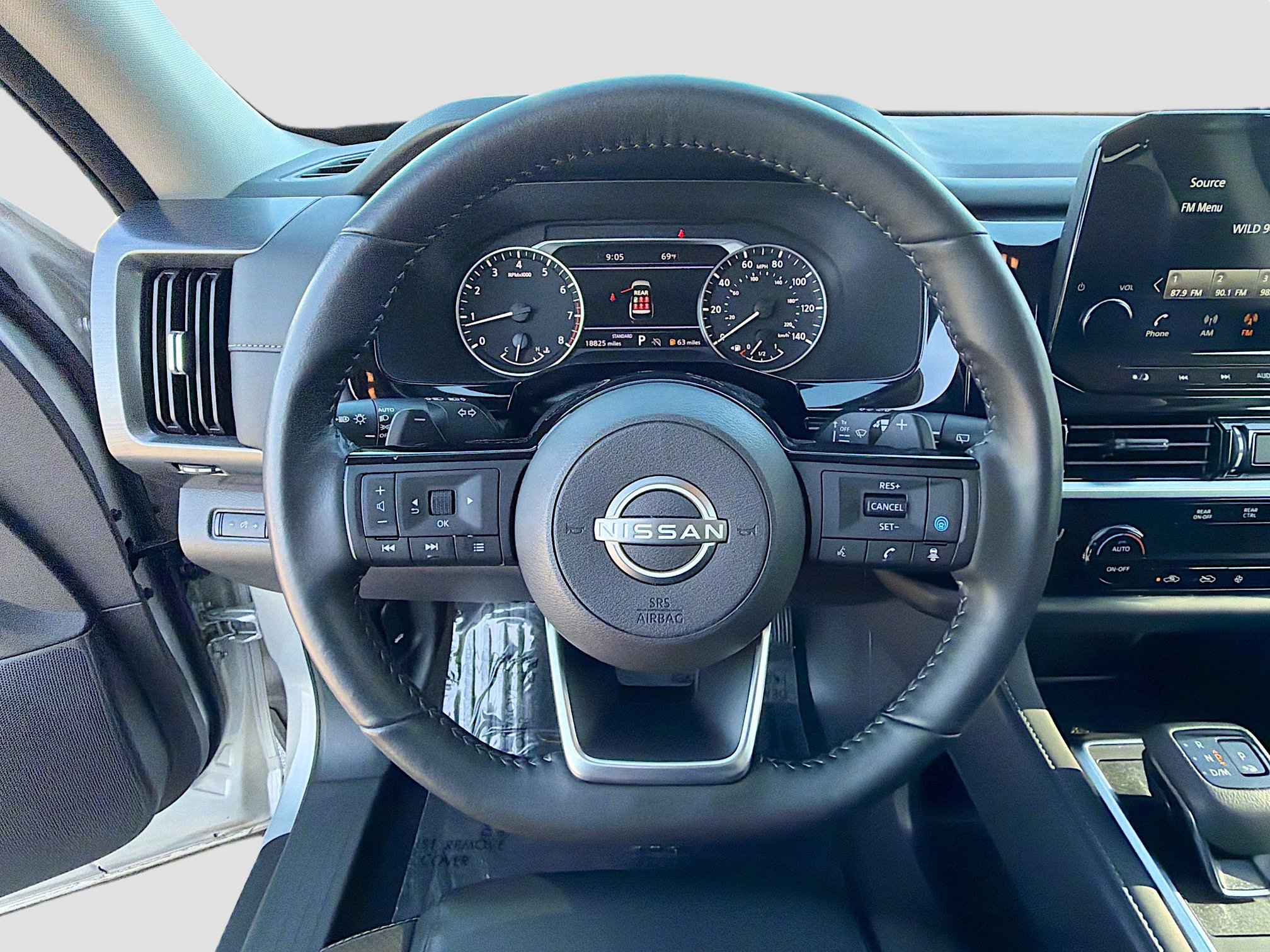 Used 2025 Nissan Pathfinder SL FWD image 40