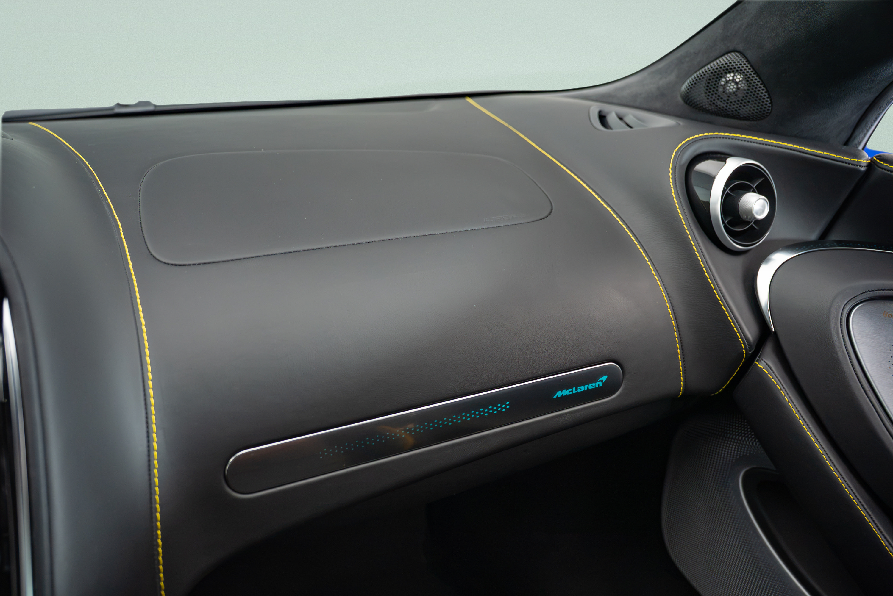 Used 2023 McLaren GT RWD image 15