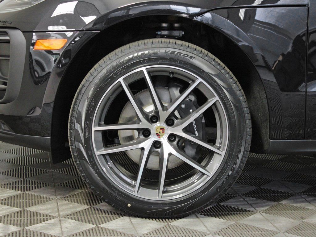 Certified 2025 Porsche Macan image 38