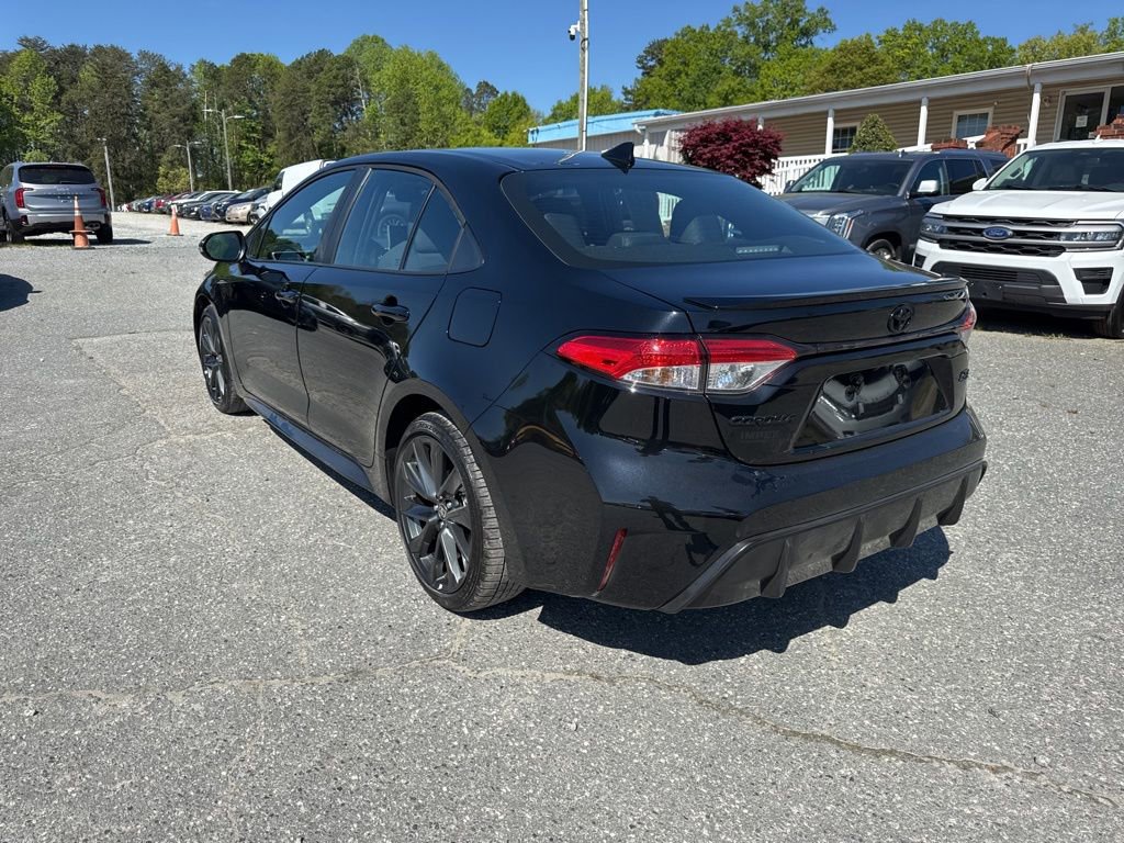 Used 2025 Toyota Corolla SE w/ SE Premium Package image 3