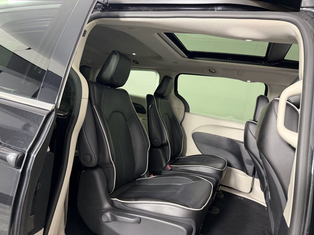 Used 2023 Chrysler Pacifica Limited image 27