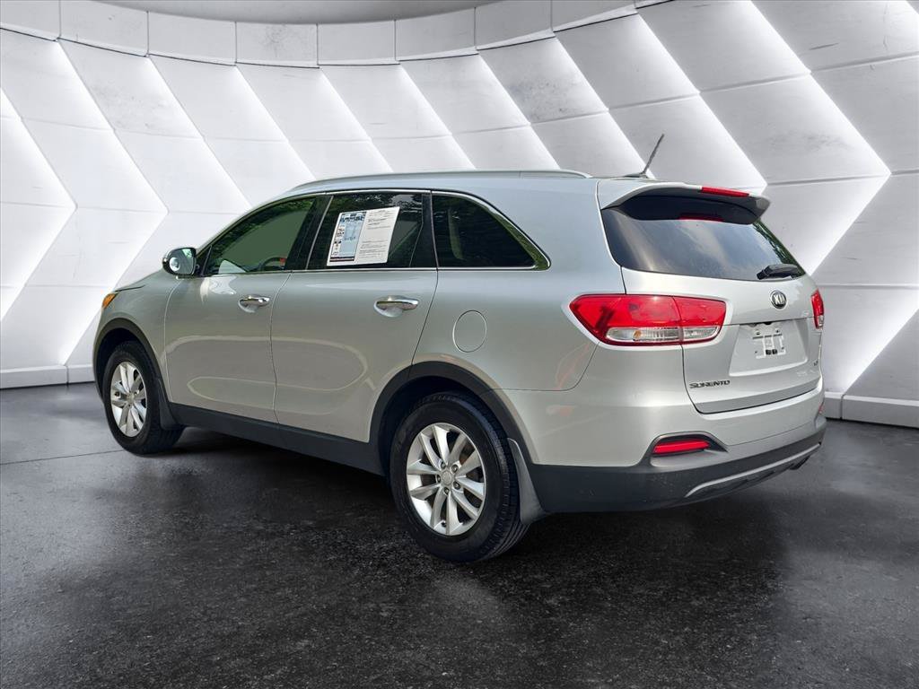 Used 2017 Kia Sorento FWD image 3