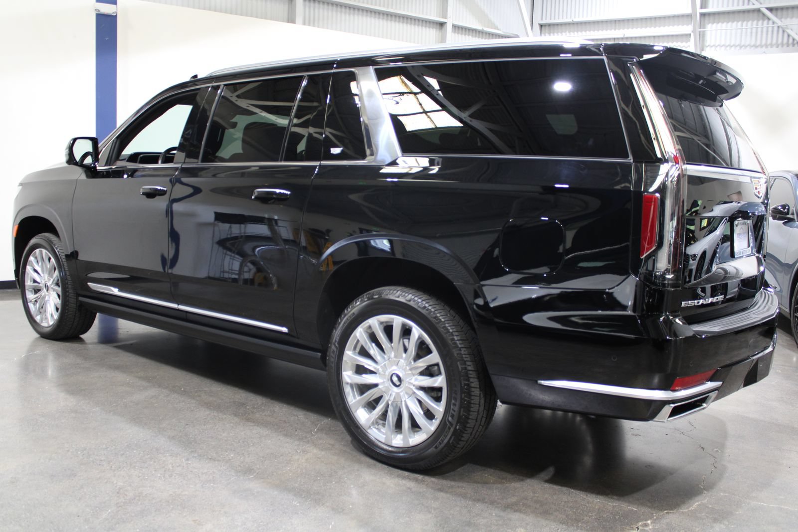 Used 2023 Cadillac Escalade ESV Premium Luxury w/ Performance Package AWD/4WD image 9