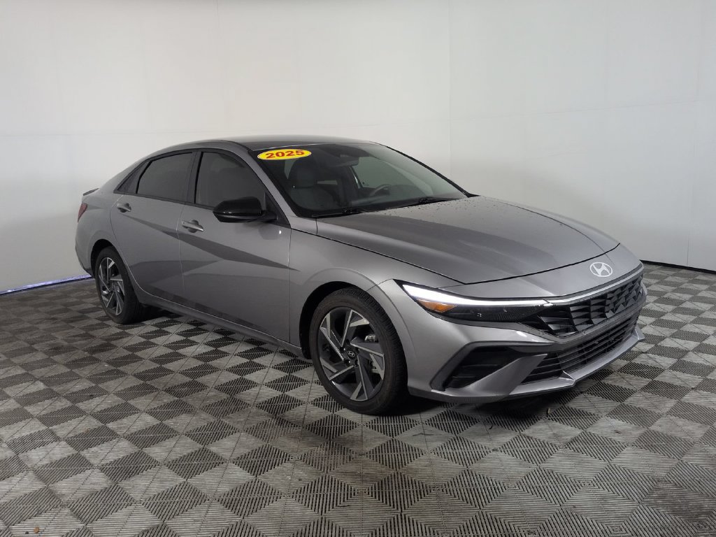 Used 2025 Hyundai Elantra Sport FWD image 2