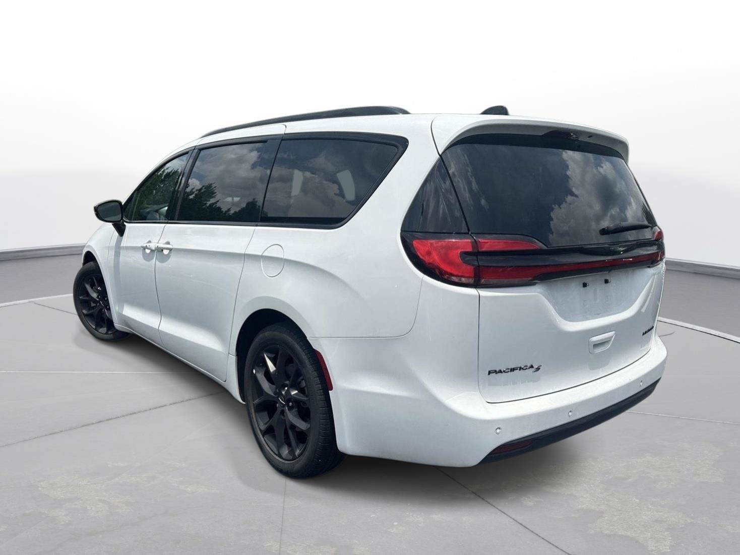 Used 2025 Chrysler Pacifica Limited FWD image 7