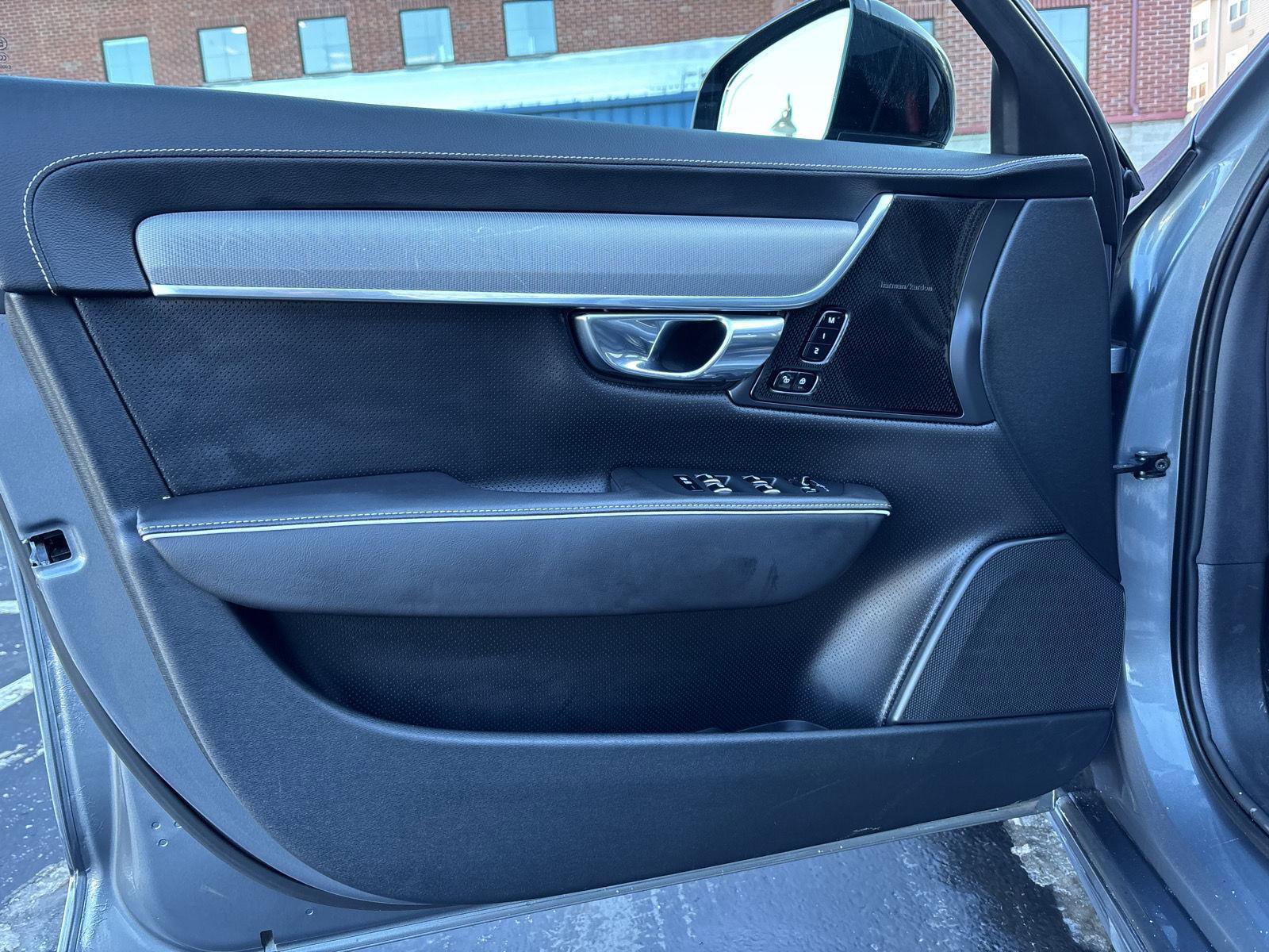 Used 2020 Volvo S90 T8 Inscription image 13