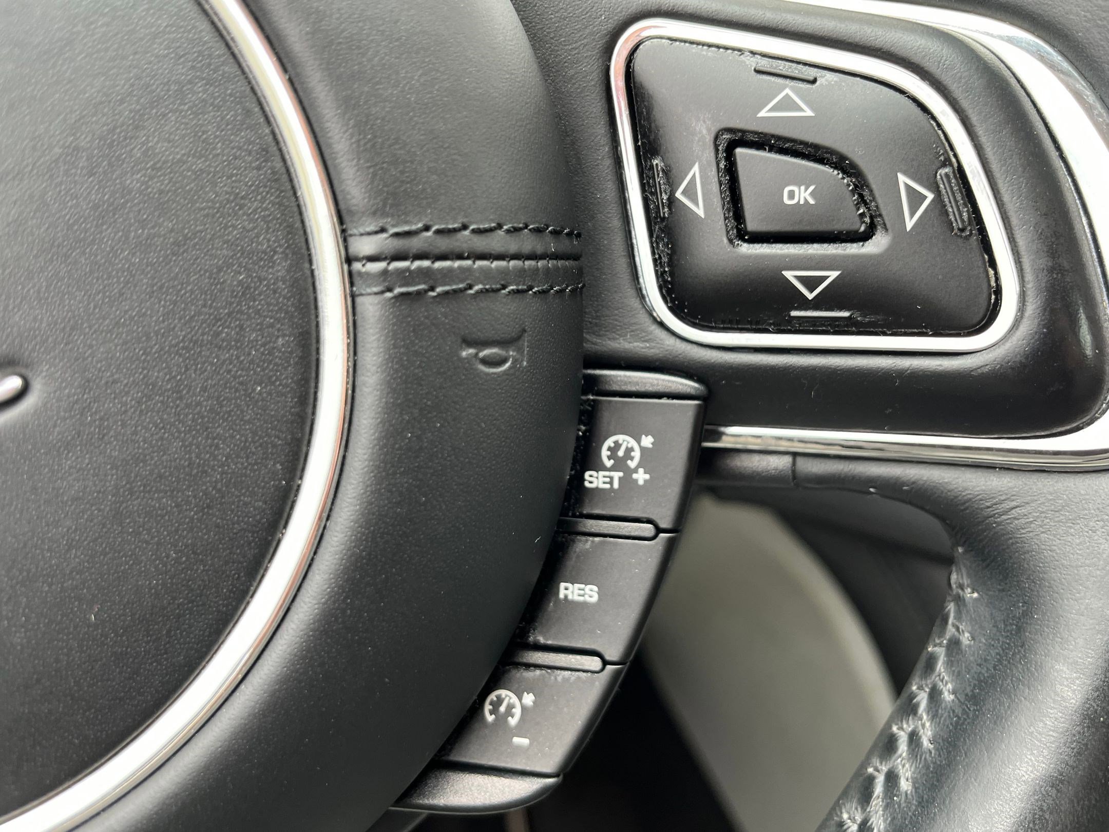 Used 2013 Jaguar XJ image 18