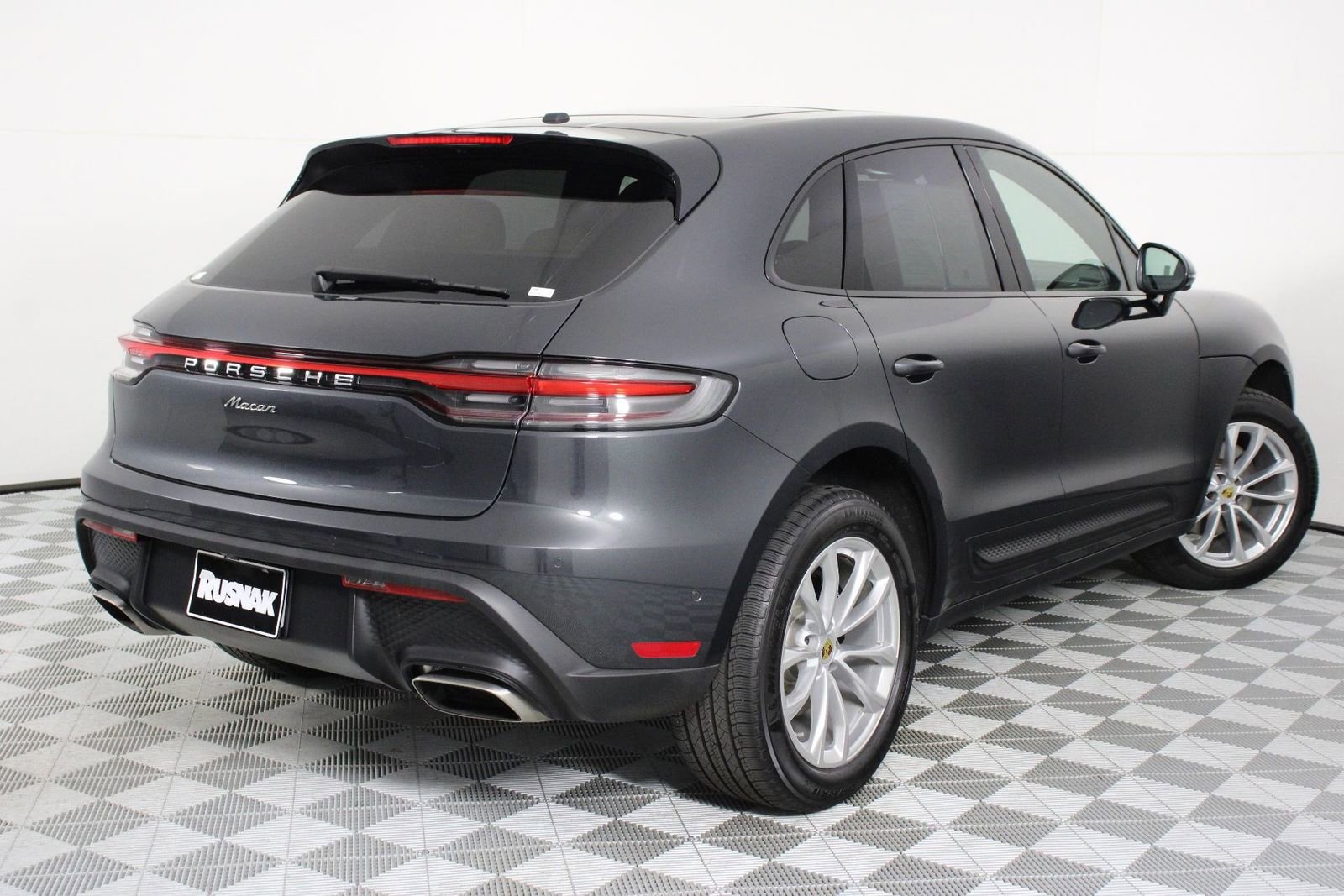 Certified 2025 Porsche Macan image 7