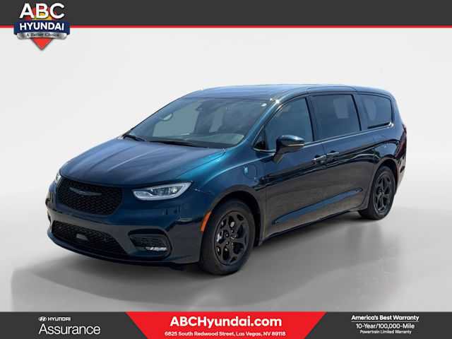 Used 2022 Chrysler Pacifica Limited w/ Uconnect Theater Family Group image 1