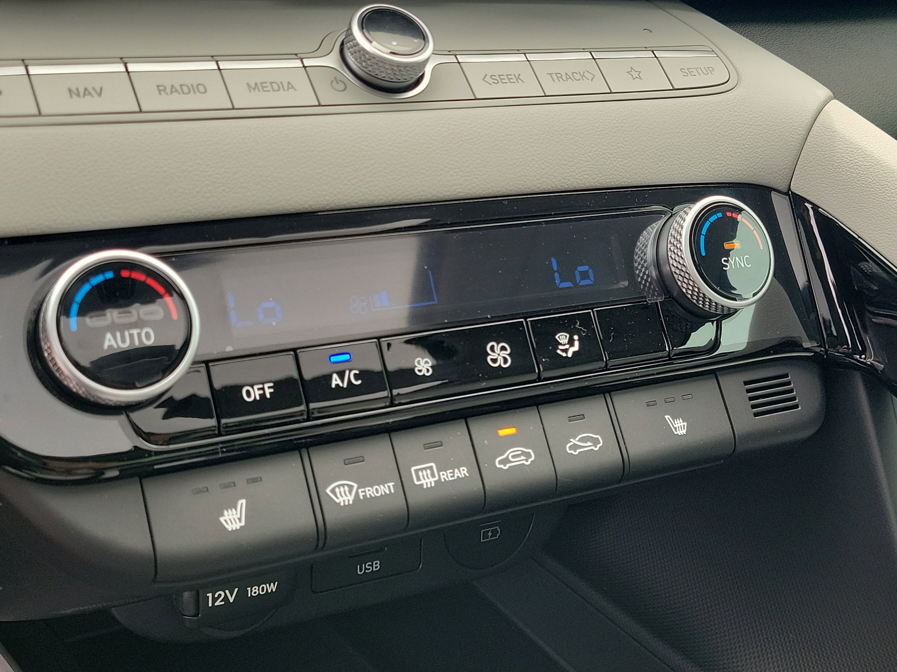 Certified 2025 Hyundai Elantra Limited FWD image 28