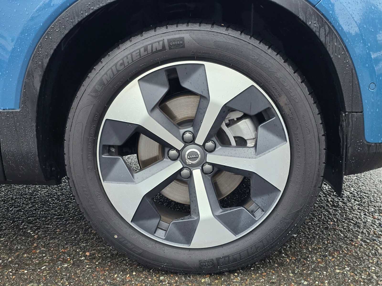 Certified 2025 Volvo XC40 B5 Plus image 9