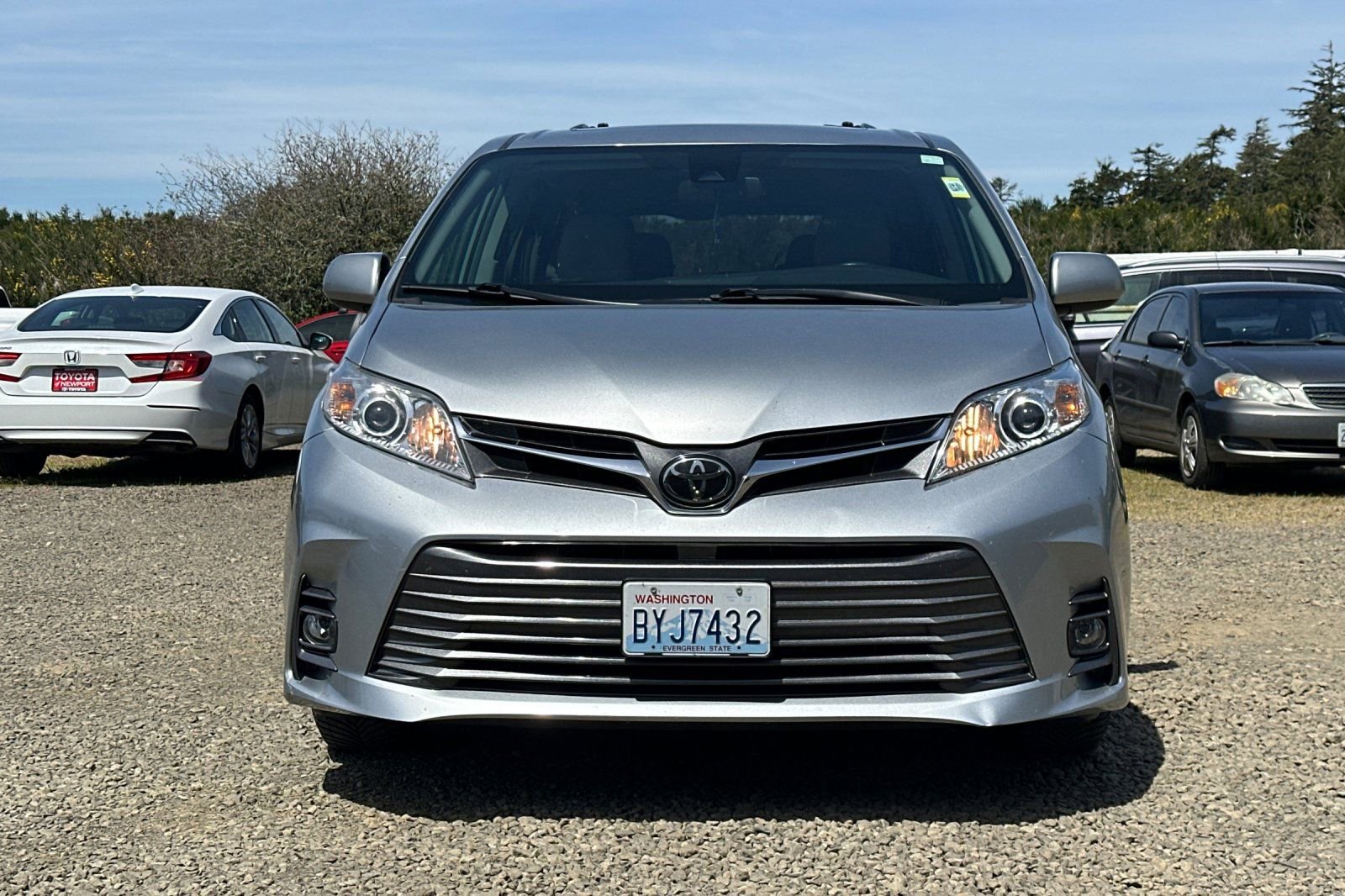 Used 2019 Toyota Sienna XLE w/ XLE Navigation Package FWD image 3