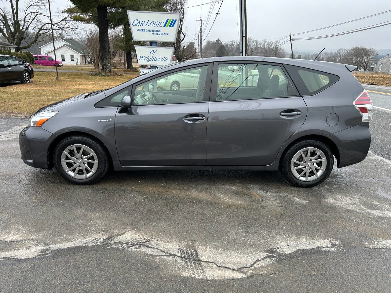 Used 2017 Toyota Prius V Two w/ Carpet Mat Package image 7